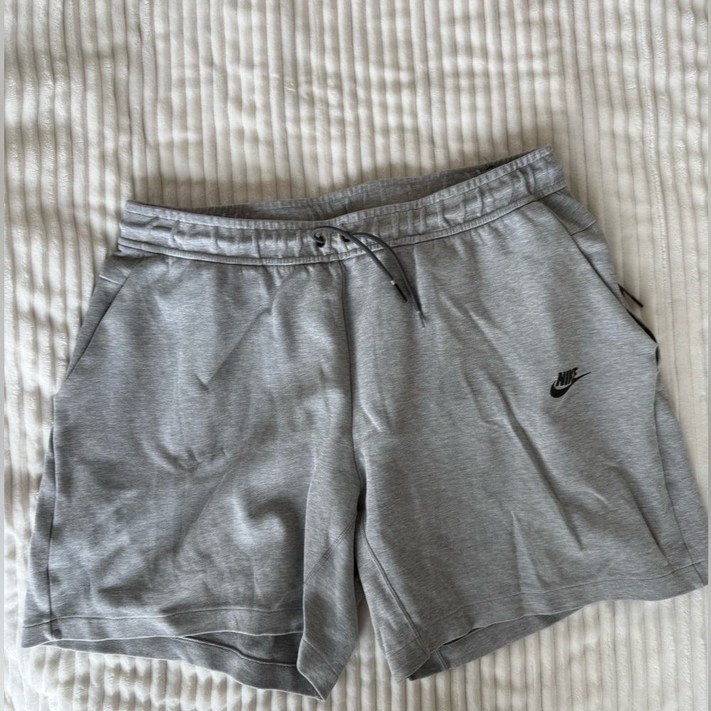 Nike Men’s Tech Fleece Shorts XXL Gray/Black